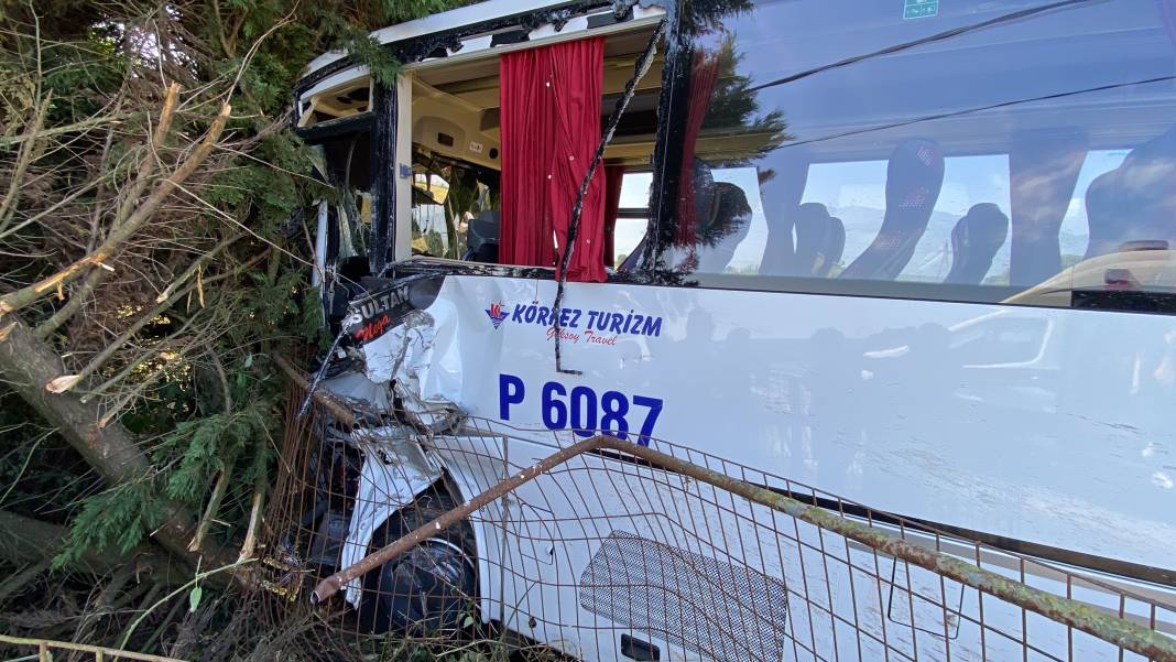 Tır ile servis midibüsü kafa kafaya çarpıştı: 1'i ağır 26 yaralı 1